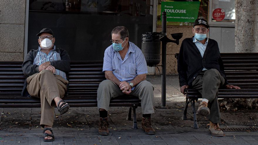 Vecinos sentados en un banco en Los Llanos de Aridane.