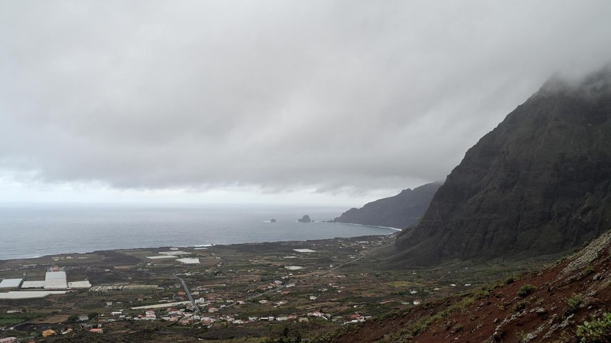 Imagen del valle de El Golfo, en El Hierro, completamente cubierto por nubes, bajo los efectos de la borrasca Claudia.