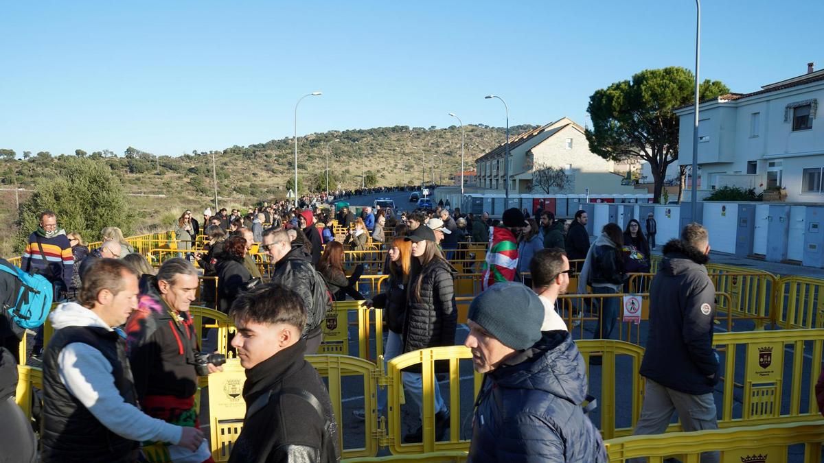 Cientos de seguidores de Robe Iniesta aguardan desde primera hora del 14 de diciembre de 2025 para darle su último adiós en Plasencia