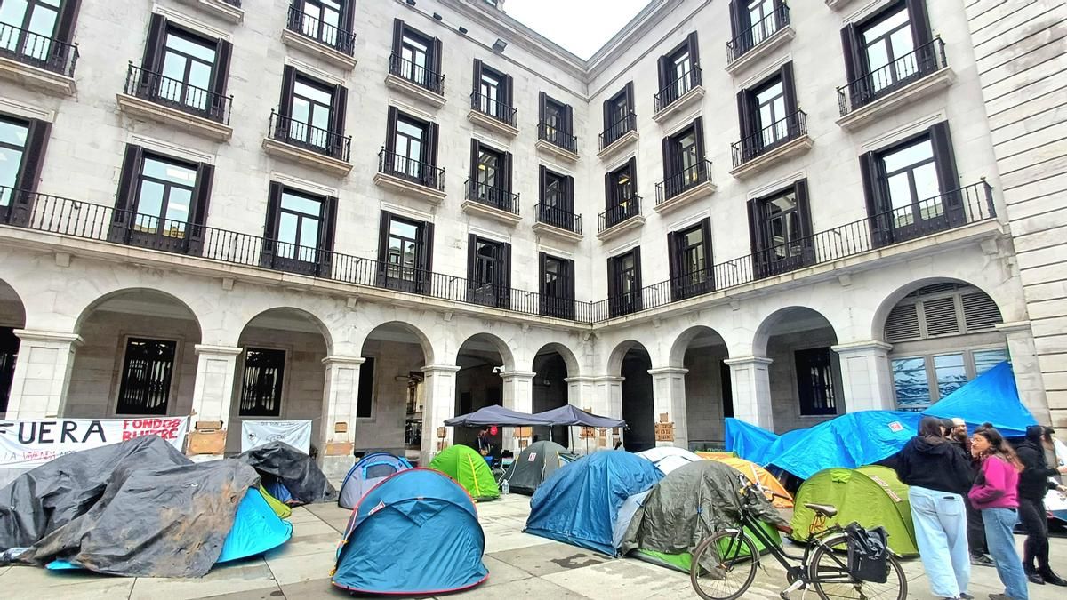 La alcaldesa de Santander dice que los acampados "están privatizando" la Plaza Porticada con sus tiendas de campaña