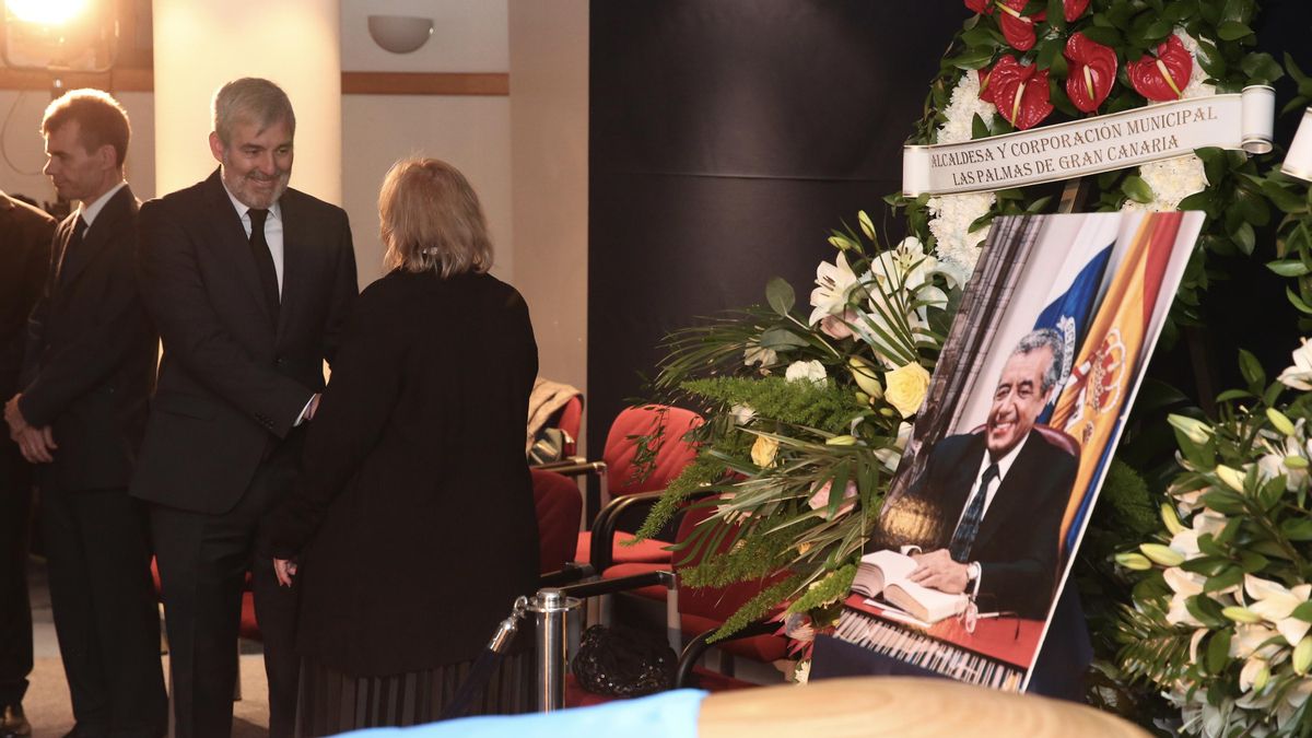 Fernando Clavijo muestra su pésame a los familiares de Lorenzo Olarte.