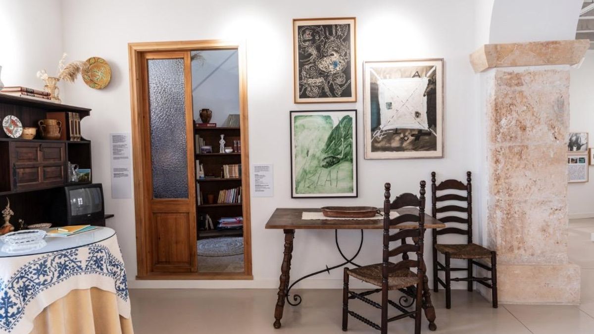 Espacio de la casa Blai Bonet en el que se pueden ver algunas piezas artísticas de la colección del poeta.