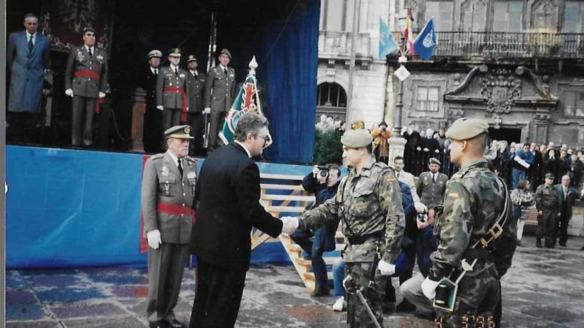 Antonio Trevín, a la izquierda, entregó el guión, durante su etapa como presidente del Gobierno, en la primavera de 1995, a Enrique Corominas Rodríguez.
