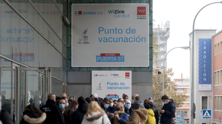Varias personas hacen cola para la tercera dosis del Covid, en el Wizink Center de Madrid