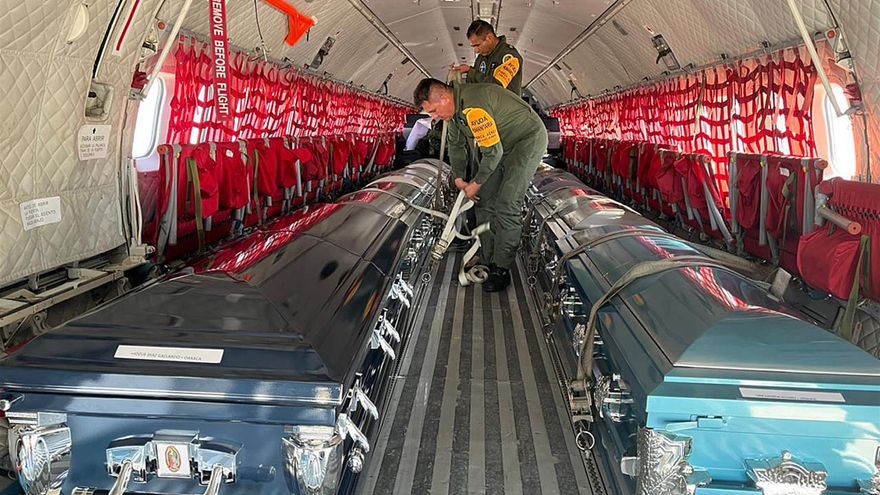 México repatria los cuerpos de 16 migrantes fallecidos en tráiler en Texas