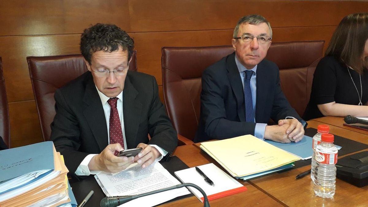 Julián Pérez Gil y Francisco Javier González durante su comparecencia en el Parlamento.
