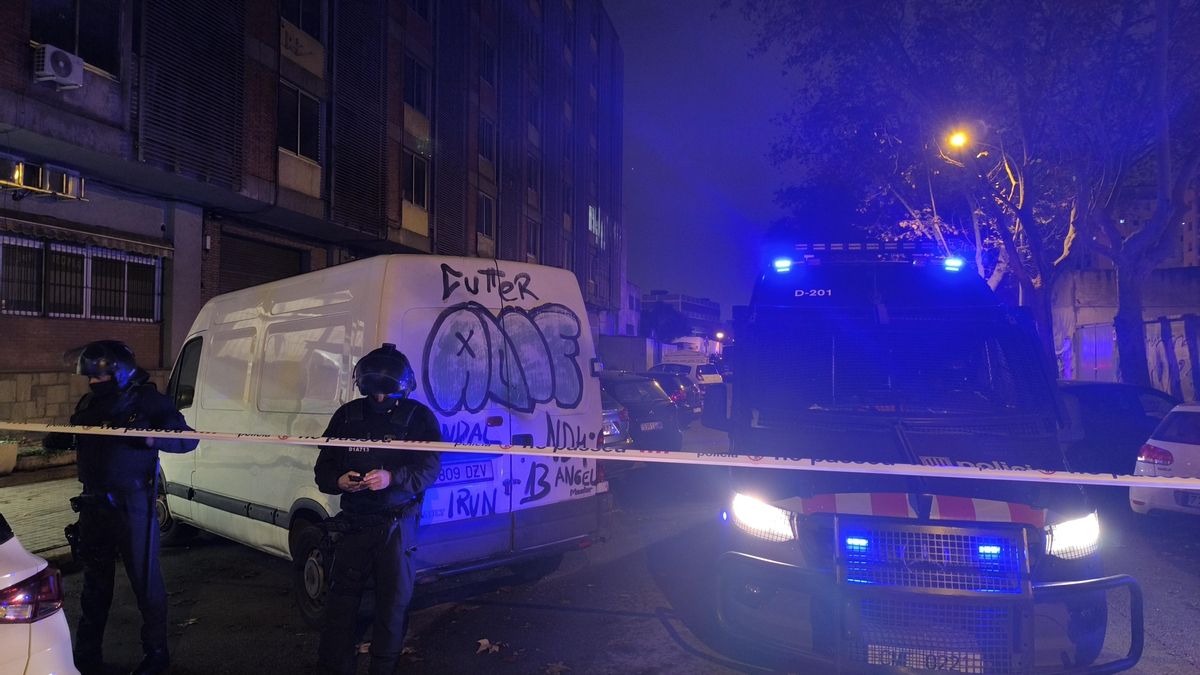 En marcha en Badalona el mayor desalojo de España: los Mossos echan a 400 migrantes que vivían en un instituto