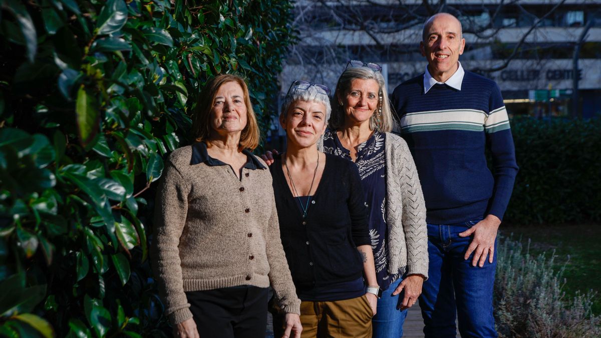 De izquierda a derecha: Berta Gómez, Mònica Muntada, Cristina Aymerich y Francesc Robelló, familiares de víctimas de la mili, a finales de enero en Sant Cugat (Barcelona).