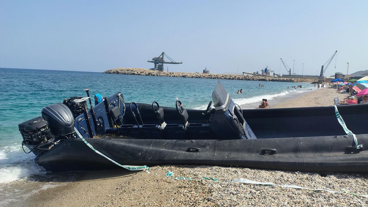 Una narcolancha precintada por la Guardia Civil en la playa de las Marinicas, a 28 de agosto de 2026, en Carboneras, Almería, Andalucía (España).