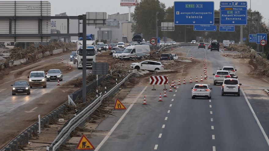 Estado que presentaba ayer miércoles por la tarde la A-3 a la su paso por Godelleta. La madrugada de este día 1 de noviembre ha dejado chubascos muy intensos, de carácter torrencial o muy fuerte, en el litoral sur de la comarca de la Safor, con un registro de 51,4 litros por metro cuadrado en una hora en la localidad de Miramar. La Comunitat Valenciana intenta recuperarse de la peor dana del siglo en España, que ha dejado hasta el momento más de 150 muertos en esa región, además de un inmenso escenario de daños en carreteras, calles e infraestructuras de numerosas localidades. EFE/Kai Försterling