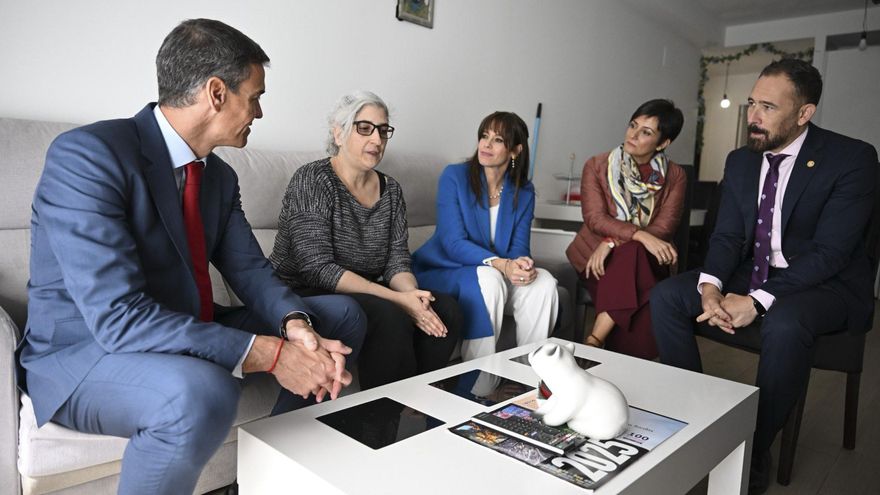 Sánchez visita una familia beneficiaria de una promoción de 152 viviendas VPO en Vitoria