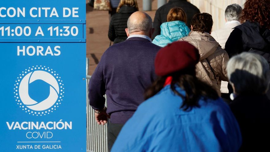Población de entre 70 y 79 años acuden a tercera dosis de la vacuna contra la covid-19, en Santiago de Compostela, en una imagen de archivo.