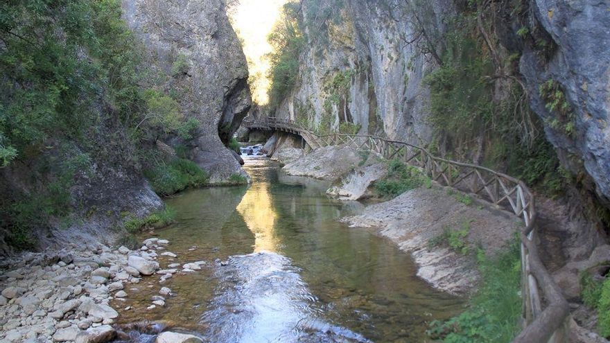 La ruta de senderismo de Andalucía que transcurre entre cascadas y pasarelas sobre el agua en un Parque Natural