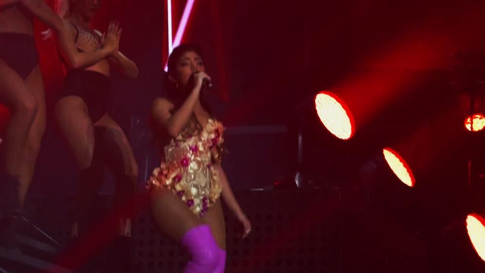 Momento de la actuación de África, "God Is A Woman", en Madrid