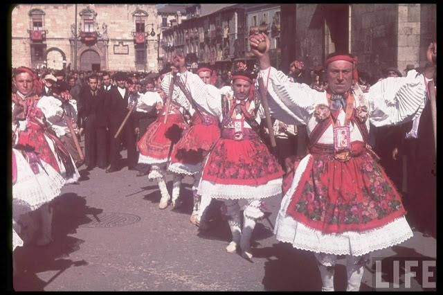 Un momento de la despedida de la Legión Cóndor en León frente a la Diputación de León.