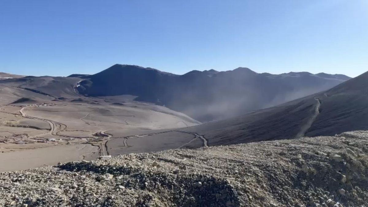 El cerro en sombra es la futura mina Josemaría, parte del proyecto Vicuña.