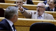 El senador del PP Pedro Agramunt Font de Mora, durante la sesión de control en el Senado, el 26/04/2011.