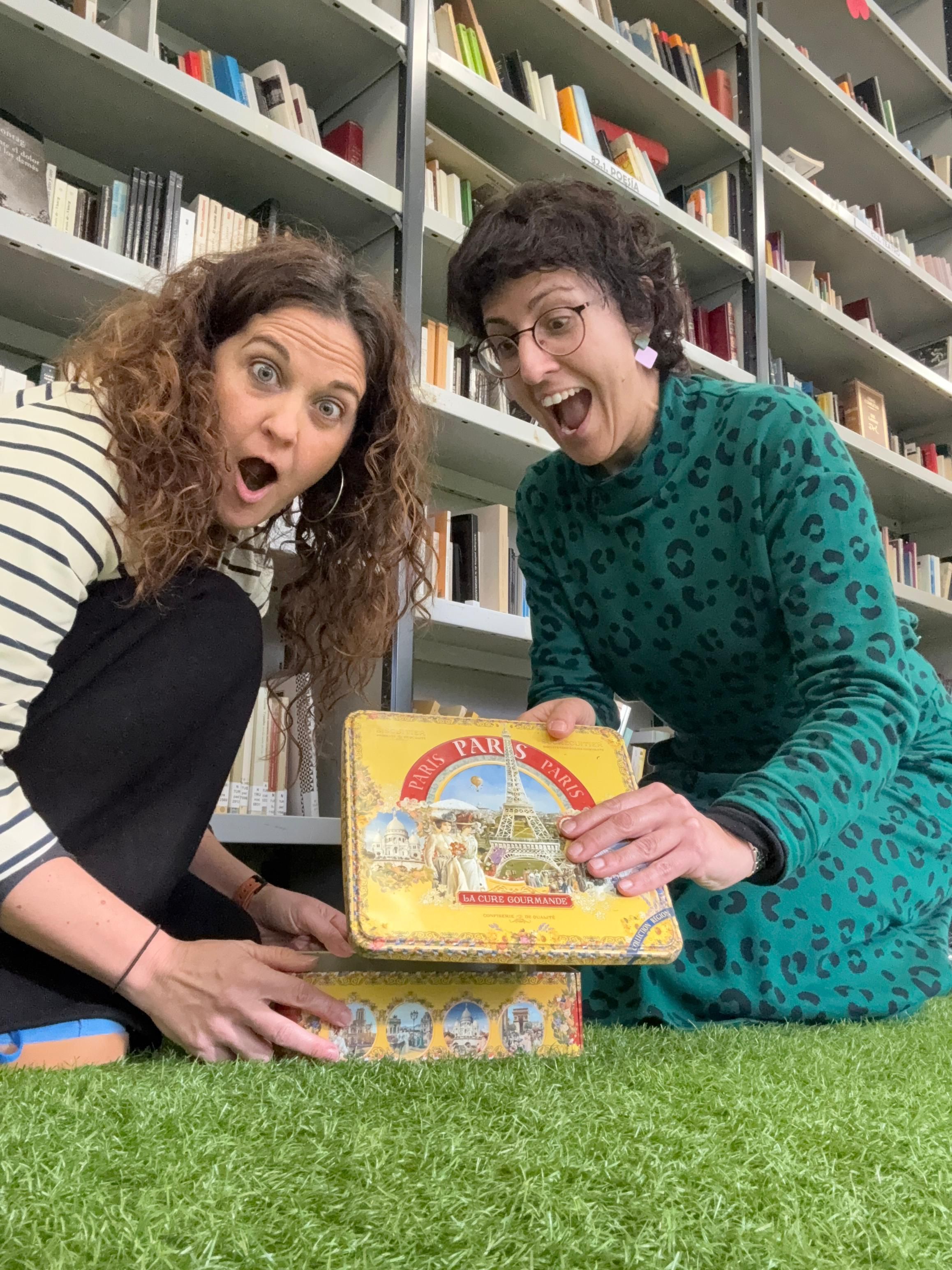 Las bibliotecarias Isabel Gómez y Ana Rojas, impulsoras del proyecto.