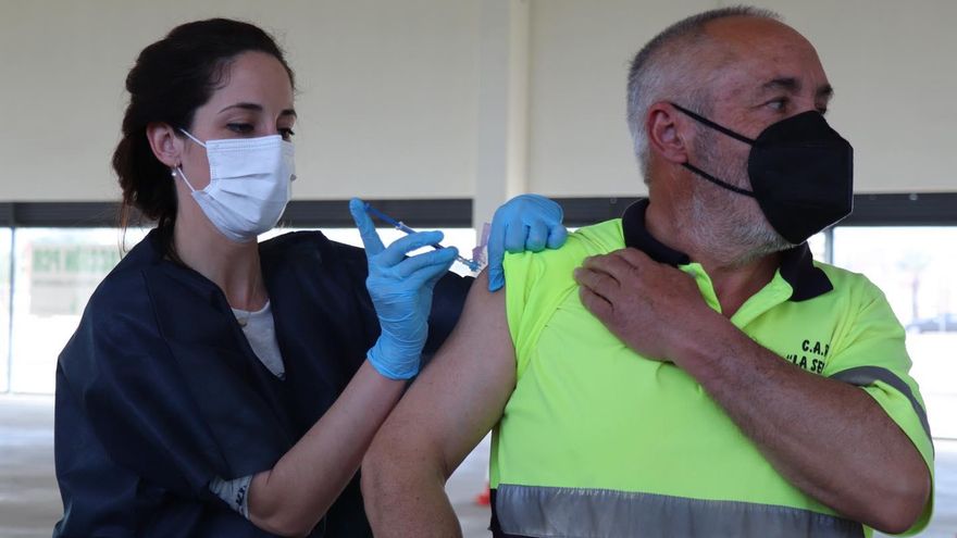 Un hombre recibe la vacuna contra la COVID en Villanueva de la Serena (Badajoz)