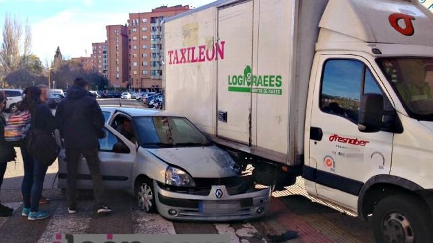 El turismo quedó empotrado bajo el lateral del camión y una joven herida en su interior.