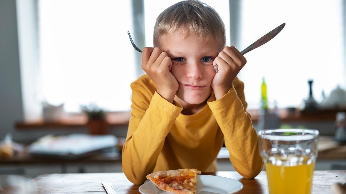Los niños tienen que cenar pronto y comer a sus horas para crecer mejor.