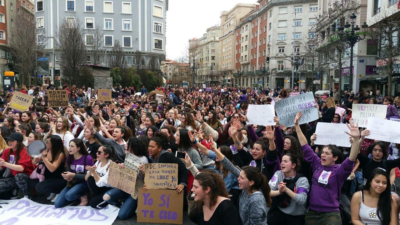 Las manifestantes ha realizado una sentada en recuerdo de las víctimas de la violencia machista. | LARO GARCÍA