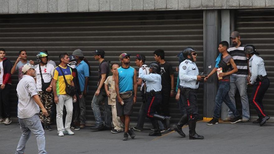 La oposición permanece atrapada en su bastión y el resto de Caracas en "normalidad"