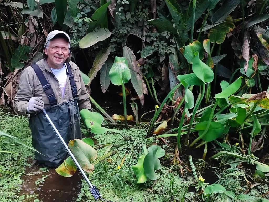 El acuarista e ictiólogo Thomas Litz realizando trabajo de campo junto a Heinz Drawert. Foto: cortesía Revista Nómadas