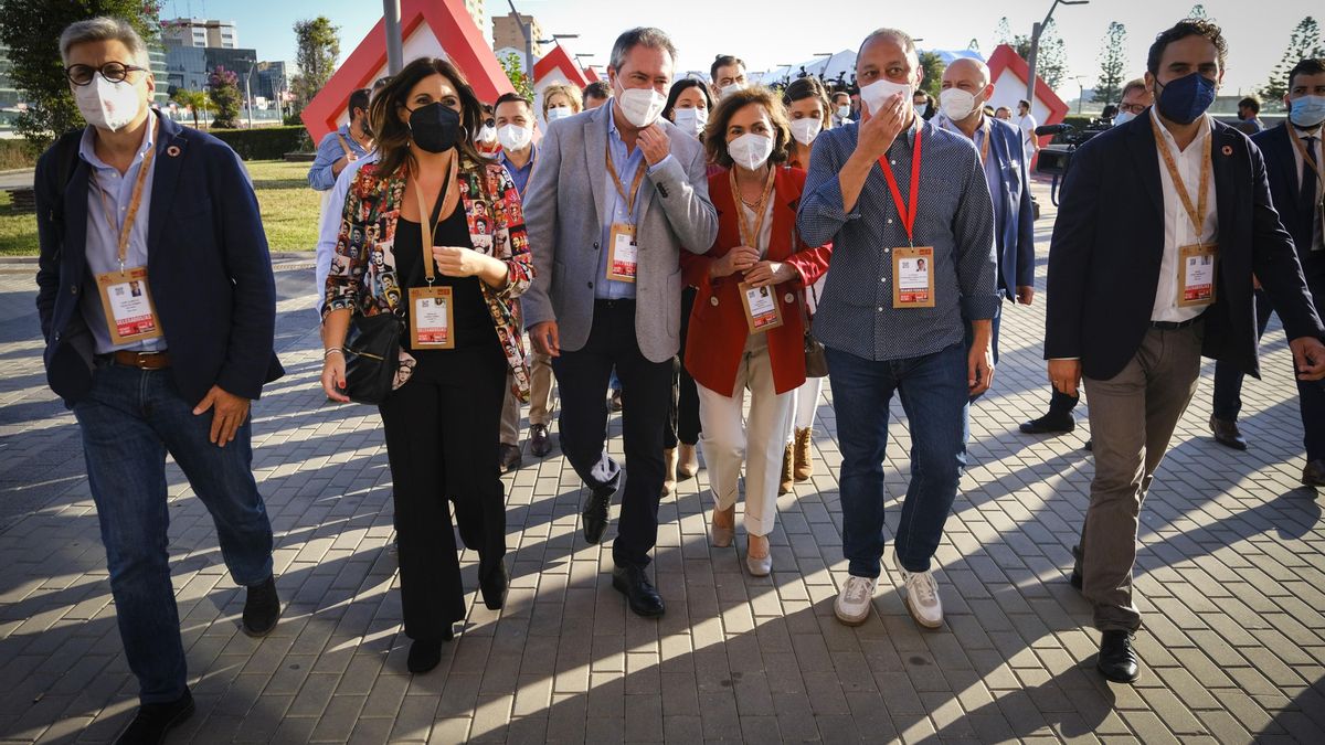 Archivo - Delegación andaluza del PSOE-A en el 40 Congreso Regional del PSOE, encabezada por Juan Espadas