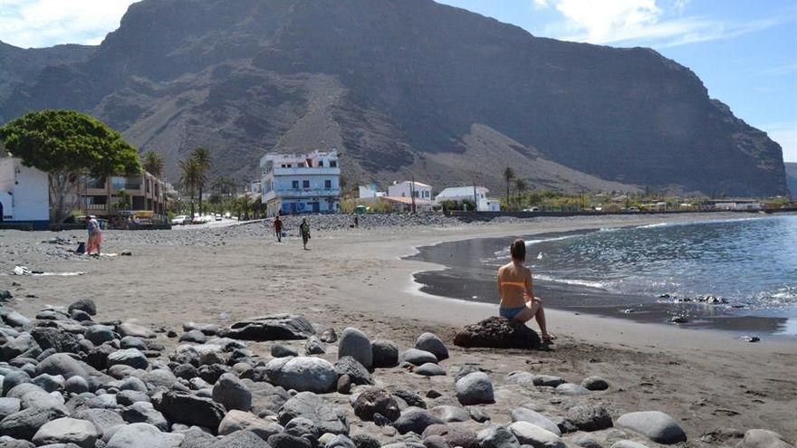 Una mujer disfrutando de la playa en La Gomera los primeros días de la desescalada, en la que la isla fue pionera. Efe / Violeta Mesa