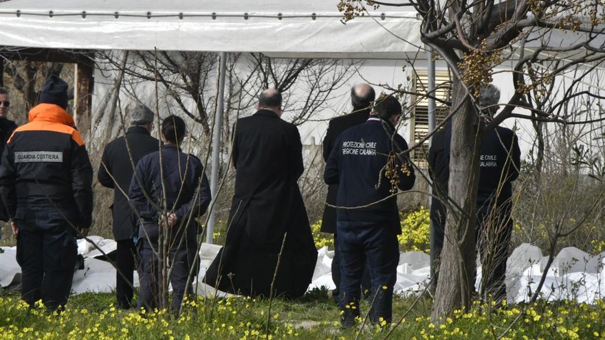 Continúa la búsqueda de migrantes tras el naufragio con 62 muertos en Crotone