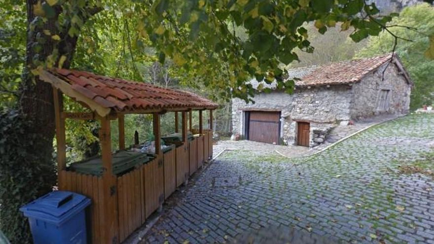 Uno de los cuatro puntos de contenedores actuales en la localidad de Caín, en el Parque Nacional de Picos de Europa.