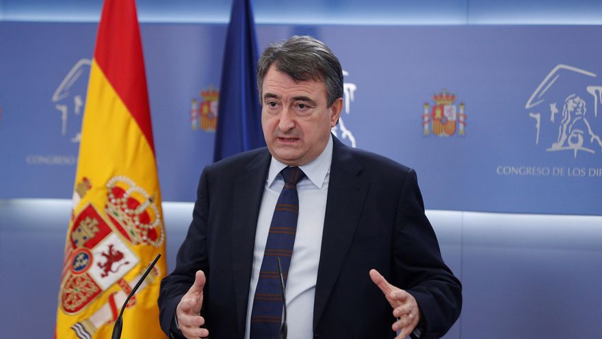 El portavoz de PNV en el Congreso, Aitor Esteban, comparece ante los medios de comunicación, este martes. EFE/ Emilio Naranjo