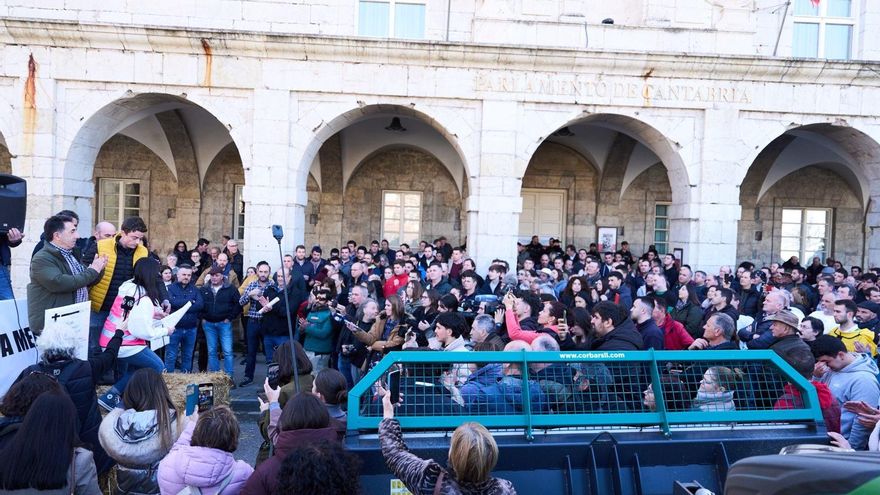 Un centenar de tractores recorre Santander y los ganaderos "muy enfadados" trasladan sus reivindicaciones al Parlamento