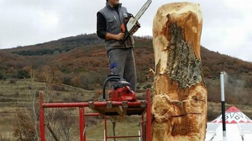 Sergio Canga construyendo el tótem.