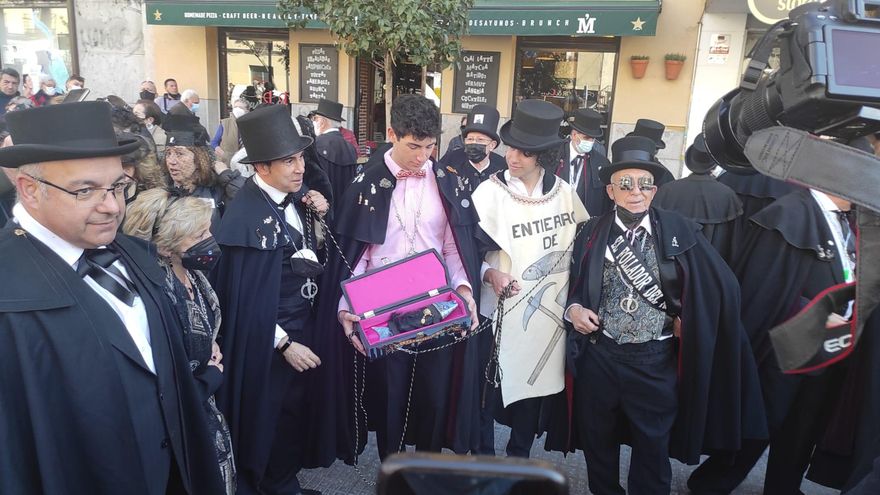 El Entierro de la Sardina, la madrileña tradición recuperada por anticuarios de El Rastro que mantiene la Alegre Cofradía