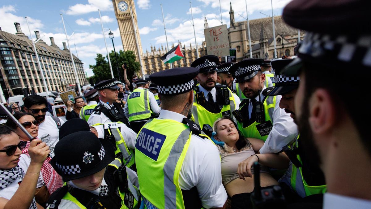 Una joven detenida en la protesta de Palestine Action en Londres el 9 de julio de 2025