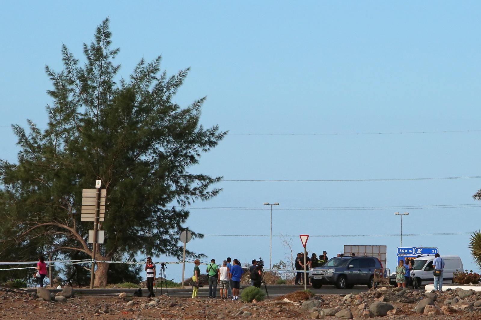 Guardia Civil, medios de comunicación y curiosos se acercan a la zona del hallazgo en Vecindario. (Alejandro Ramos).