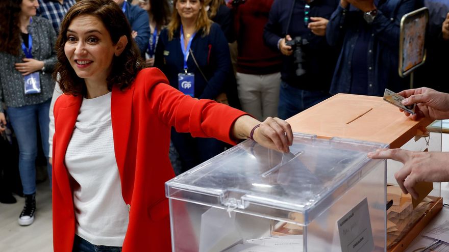 La presidenta de la Comunidad de Madrid y candidata del PP a la reelección, Isabel Díaz Ayuso ejerce su derecho al voto en el colegio electoral de Inmaculada Marillac en Madrid este domingo durante las elecciones municipales y autonómicas.