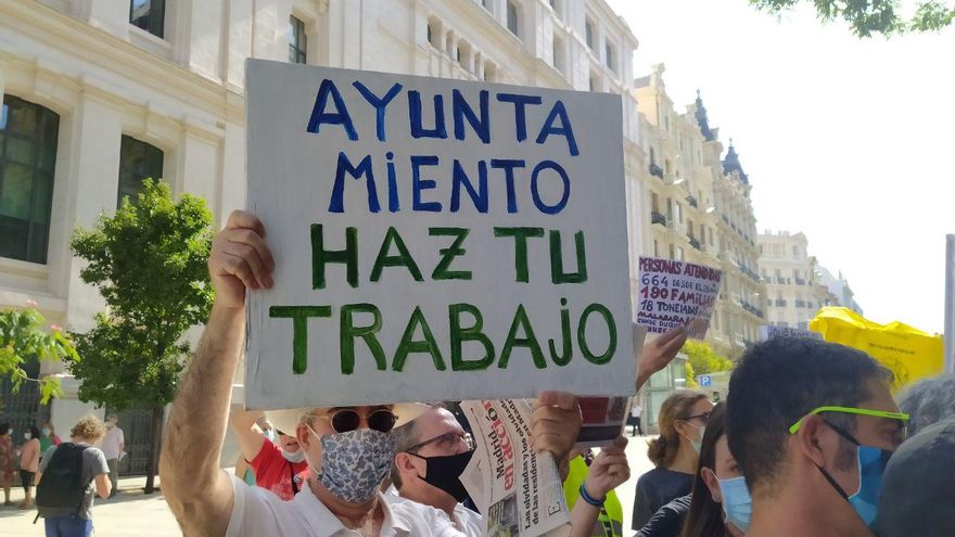Manifestantes frente al Ayuntamiento de Madrid para exigir un plan de emergencia social.