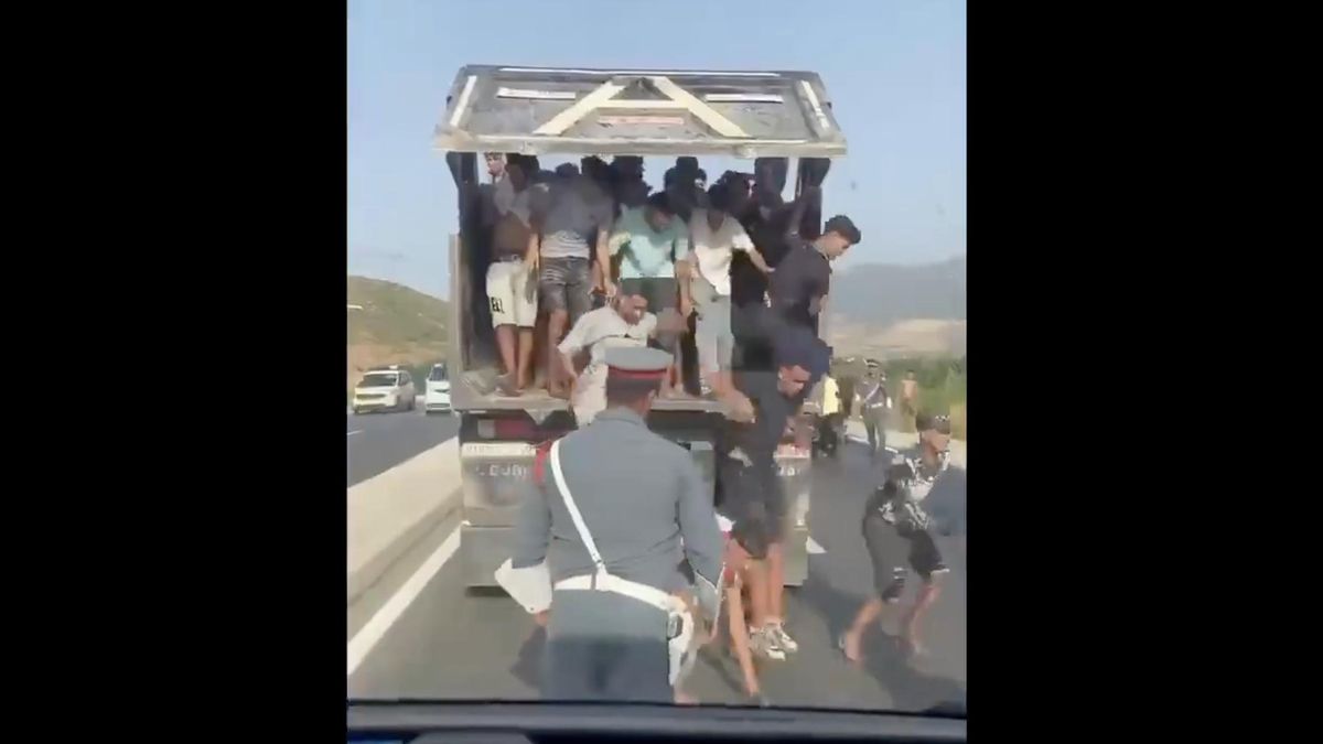 La imagen viral de jóvenes marroquíes saliendo de un camión que se ha geolocalizado lejos de Ceuta, a unos 50 kilómetros.