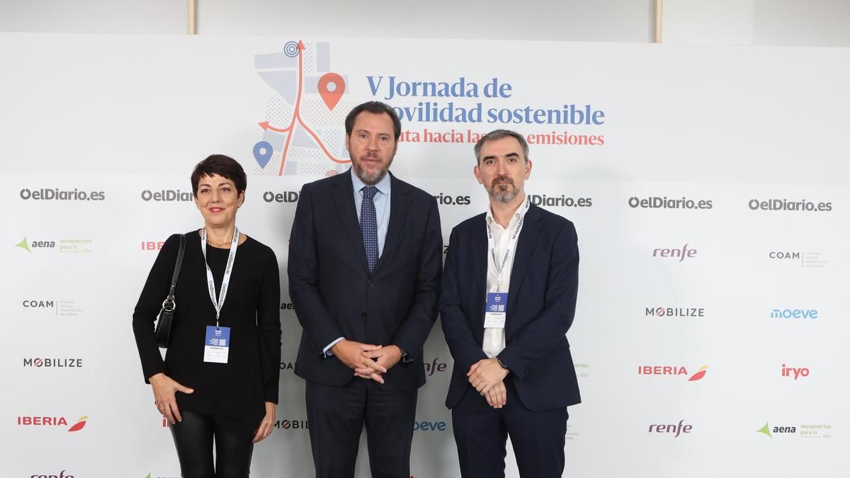 Rosalía Lloret, CEO de elDiario.es; Óscar Puente, ministro de Transportes y Movilidad Sostenible del Gobierno de España; Ignacio Escolar, director de elDiario.es