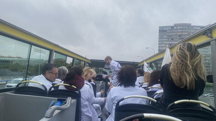 Médicos viajan en el autobús que recorren los centros de salud más precarios.