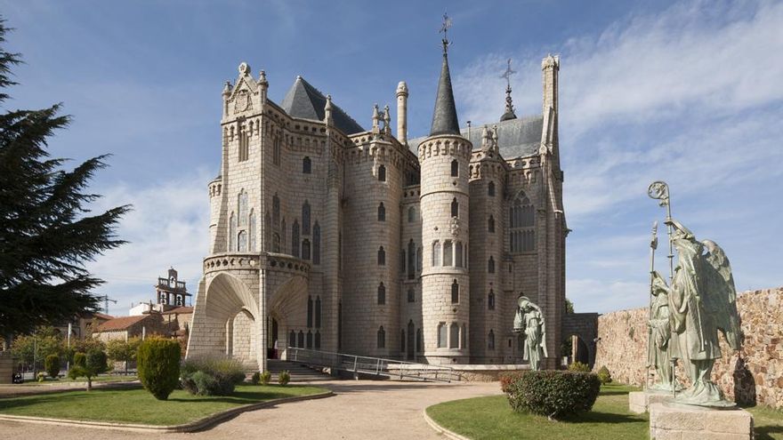 No solo la Sagrada Familia: estas obras de Gaudí las puedes visitar fuera de la ciudad de Barcelona