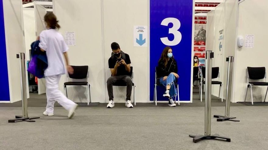 Jóvenes esperan para recibir la vacuna en el vacunódromo de La Casilla, en Bilbao