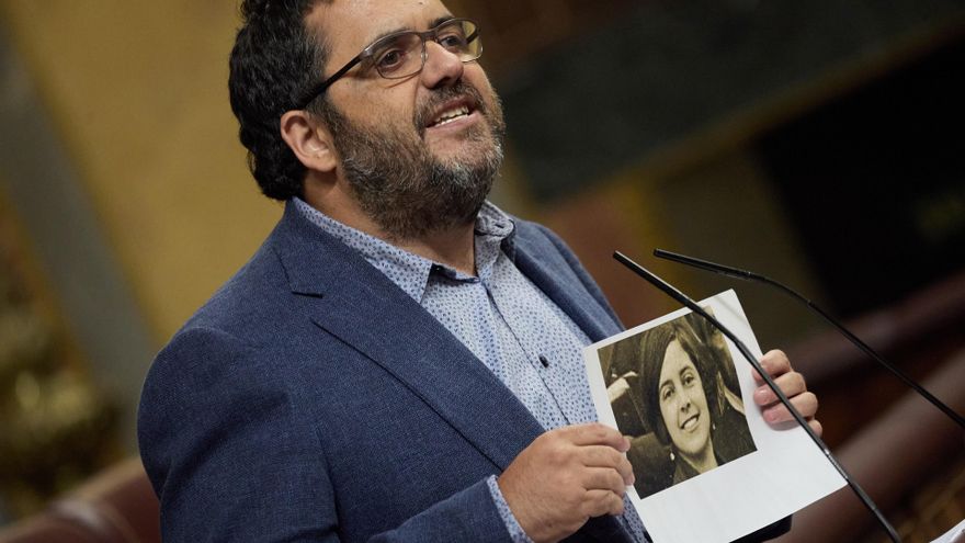 Archivo - El senador de Més Per Mallorca, Vicenç Vidal Matas, muestra una imagen de la líder sindicalista y feminista Aurora Picornell, durante una sesión plenaria, en el Congreso de los Diputados, a 18 de junio de 2024, en Madrid (España). E