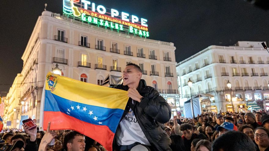 Cientos de personas durante la concentración de celebración por la captura de Nicolás Maduro, en la Puerta del Sol de Madrid, a 3 de enero de 2026