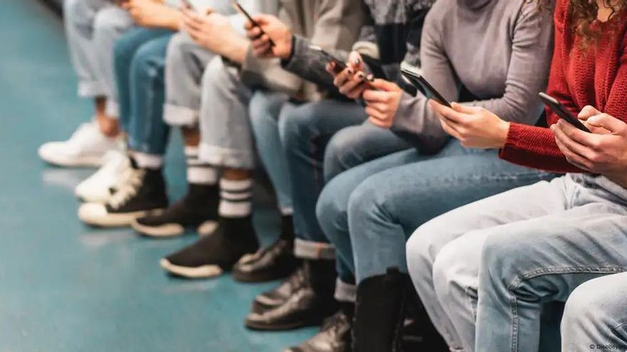 Australia prohíbe redes sociales para menores de 16
