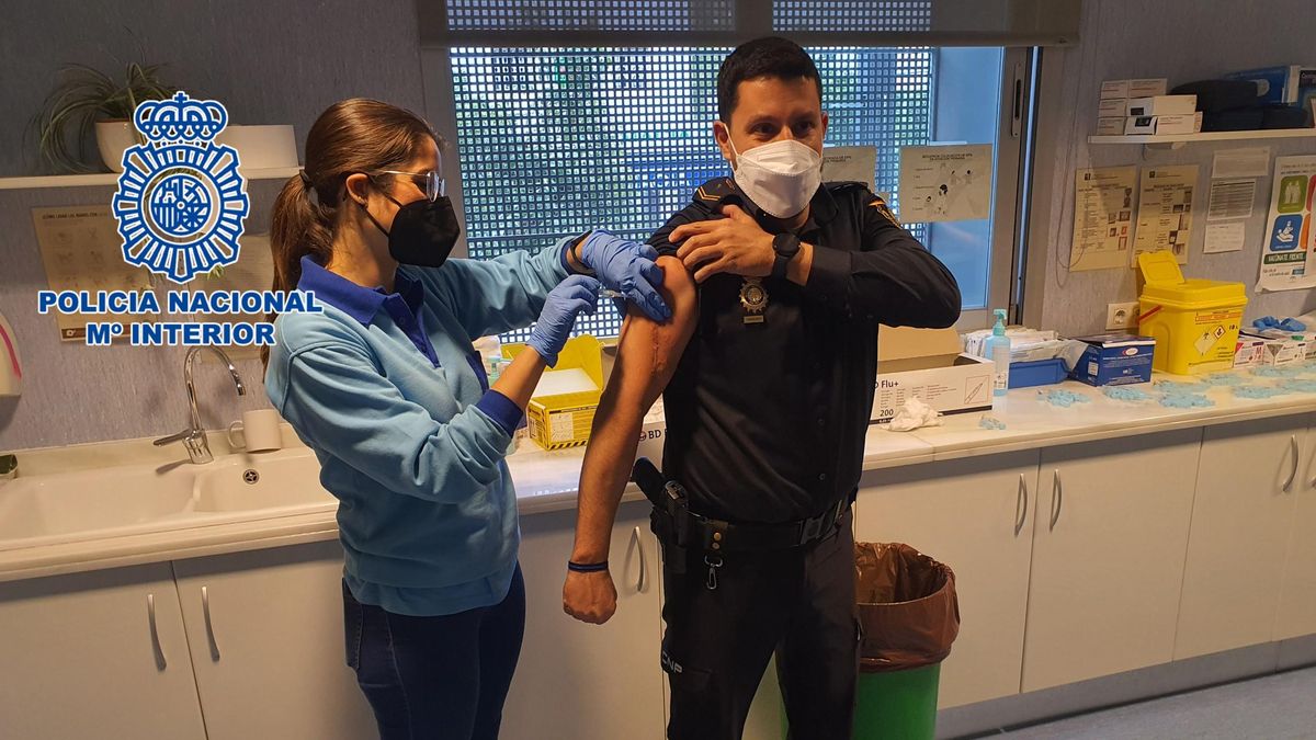 Vacunación de agentes de la Policía Nacional