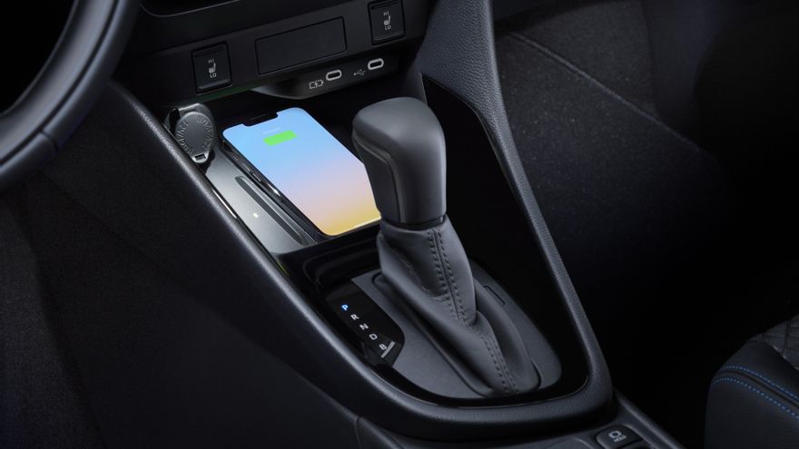 Detalle del cargador inalámbrico y la palanca de cambios del nuevo Yaris.